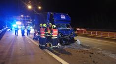 Srážka dvou nákladních aut ochromila Pražský okruh