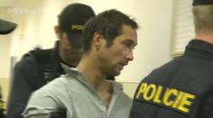 Rom, který v Chánově vyhodil policistu z okna, je ve vazbě. Hrozí mu až 10 let