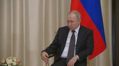Putin už škubání v ruce nemá pod kontrolou. Tloustne na břiše i v obličeji