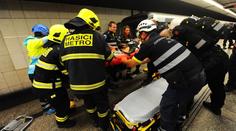 Na Florenci spadl muž pod soupravu. Na místě zemřel, metro stálo