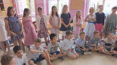 Děti dostaly vysvědčení. Letošní rok byl velmi náročný, popsala ředitelka školy