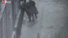 HOVĚZÍ NÁPAD! Z nudy shodili kontejnery do potoka! PŘED KAMERAMI...
