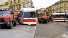 Další nehoda tramvaje v Brně! Srazila se s nákladním autem