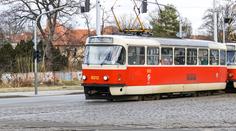 Napadení v tramvaji! Kvůli zavření okénka cestující ženu kousla a vytrhala jí vlasy