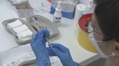 Očekávaná vakcína proti covidu míří do Česka. Už si o ni můžete zažádat