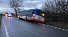 Autobus s lidmi skončil u Prahy v příkopu. Tři cestující se zranili