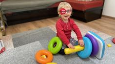 Dcerka záchranáře trpí vzácnou nemocí. Potřebuje pomoc, kterou pojišťovna nehradí