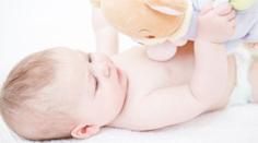 Češi hledají mámu Olinky i Lukáška z babyboxu. Špatný nápad, varuje Hess