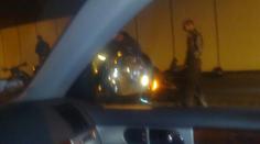 Motorkář nezvládl zatáčku a vysekal se