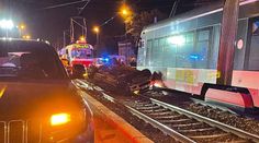 Auto po srážce s tramvají skončilo na střeše. Řidič měl být opilý i na drogách
