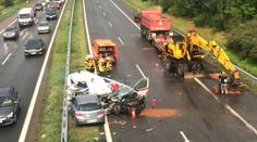 Na dálnici D5 se zřítil bagr. Rozdrtil pod sebou sanitku!