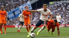 Zařízli sudí i Tottenham? Tohle není penalta, Harry. Padáš moc rád!