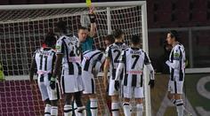 Spor o penaltu. Hráč Udinese ji kopal navzdory trenérovi, pak byl vystřídán