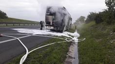 U Prahy vzplál autobus! Čtyři lidé byli převezeni do nemocnice