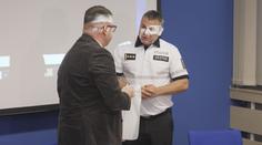 Duchapřítomný řidič zabránil tragédii. Od policie převzal ocenění
