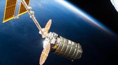 U ISS zakotvila loď Cygnus, astronautům přivezla včelí roboty