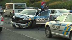 Policejní hlídka při pronásledování nabourala dvě zaparkovaná auta