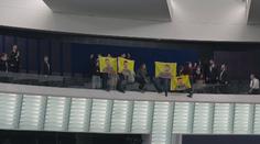 Jednání europoslanců o průmyslu narušili Kurdové. Házeli po nich letáky