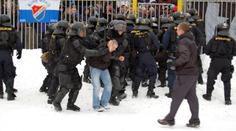 BRUTÁLNÍ RVAČKA! Baníkovci mlátili policisty! Zastavila je STŘELBA!
