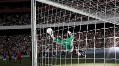Gólman slavil předčasně, pak se stal hrdinou. Chytil 28. penaltu v rozstřelu