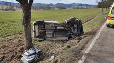 Auto skončilo ve stromě. Řidič je lehce zraněný, spolujezdec zemřel
