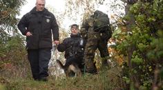 Muž se zastřelil, zmatenou ženu našla policie o kilometry jinde