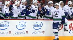 Češi v NHL: Vrbatův Vancouver porazil Carolinu s Nestrašilem