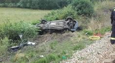 Auto na přejezdu smetl vlak, skončilo na střeše. Řidič nepřežil