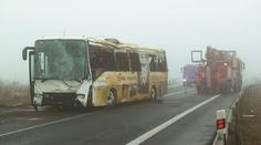 Dítě z havarovaného autobusu v Motole operovali, leží na ARO