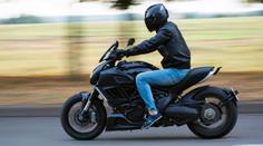 Motorkář zběsile ujížděl policii. Teď mu hrozí dva roky za mřížemi