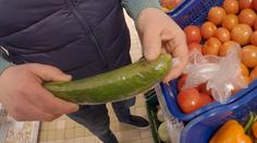 Shnilé jahody i okurky. Nekvalitní potraviny jsou i v malých obchodech