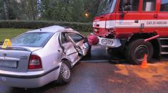 Senior vjel hasičům přímo pod kola! Cisterna auto málem rozdrtila. VIDEO