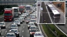 Dálnici D1 zablokovala nehoda, kamion vletěl zezadu do autobusu