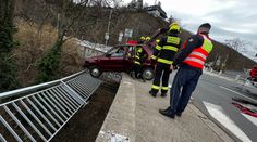 Drama na mostě. Muž prorazil zábradlí a zůstal viset ve vzduchu, zasáhl svědek