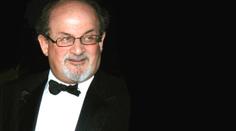 Salman Rushdie po útoku nevidí na jedno oko a má ochrnutou paži, tvrdí jeho agent