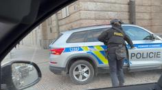 Muž vyhrožoval střelbou na filozofické fakultě. Pak utekl do centra Prahy