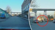 Policisté v Hradci honili cizince. Pomohl cyklista, který jim půjčil kolo