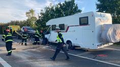 Po srážce obytného a osobního auta u Mikulova je jeden mrtvý a 4 zranění