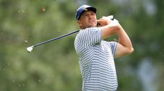 Hole-in-one přes prosklený dům. Golfista plní speciální výzvu, sledují ho miliony lidí