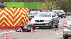 Policisté zastavili řidiče. Do jeho auta narazil motorkář a zabil se!