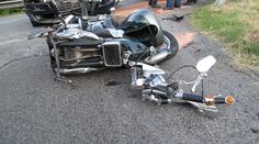 Audi v Rožnově smetlo motocykl! Motorkář na místě zemřel