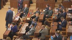 Vláda chce zmrazit platy politikům. Opozice místo toho navrhuje omezit náhrady