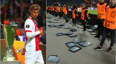 United slavili, fanoušci Ajaxu házeli na "své" hráče sedačky! VIDEO