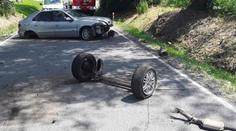 Řidič urval nápravu a výfuk. Vrak nechal stát a šel si koupit pivo