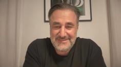 Okamura sundáním vlajky ukázal, že nic jiného nemá, řekl komentátor