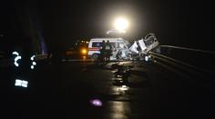 U Štěchovic zemřel řidič oktávie po střetu se sanitkou, motor škodovky letěl přes sto metrů
