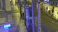 Opilý muž v centru Prahy kopal do sdíleného kola, s policisty pak smlouval