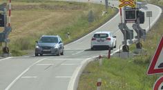 Na opraveném přejezdu si řidiči ničí auta! Oprava stála 26 milionů