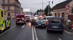 Kamion měl projet křižovatku v Hradci na červenou. Při srážce zemřel řidič