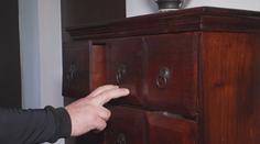 Policie dopadla podvodníka s nábytkem. Neplatil dodavatelům, přišel si na miliony